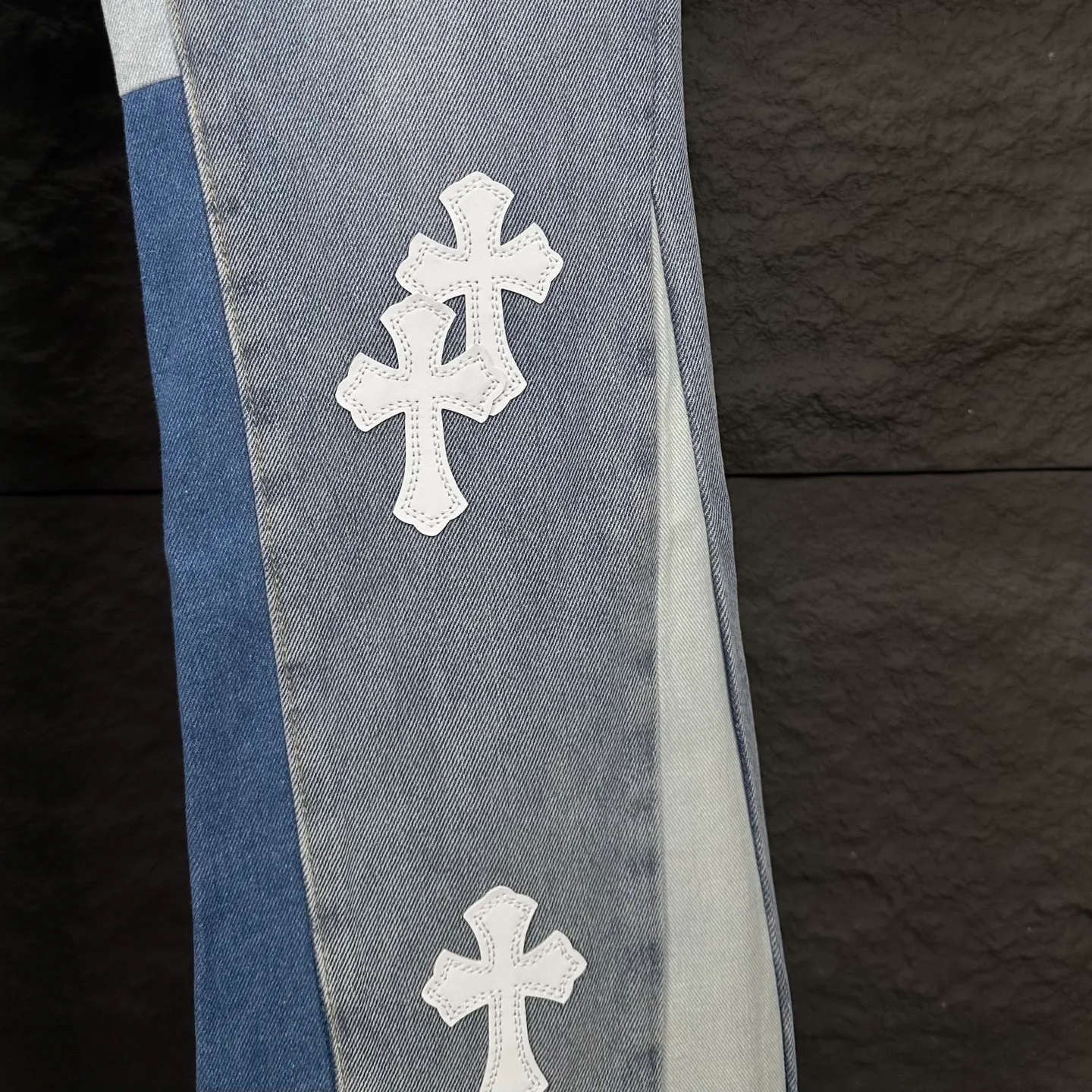 P260 GALLERY DEPT. & Croixin co-branded 2025 new spliced ​​white cross patch leather couple's bootcut jeans 🔥High version🔥High version🔥 Top ceiling quality Styles with different washed textures are very friendly to people with thin legs and thick legs. The bootcut version is very flattering to the leg shape. Moderate length that never goes out of style, easy to match with casually, basic styling for various styles, a must-have in the wardrobe! The fabric is stiff but also makes the upper body soft without losing texture. The washing process is even more perfect. It is a must-have item for everyone! ! ! Washed wheat, hangtag, pants label, complete with three labels Color: light blue Size: 28, 30, 32, 34, 36 (five sizes)